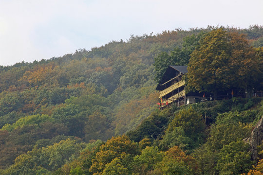 Legend&auml;res Schweizerhaus am Mittelrhein von 1844 (Herbstbild, Rheinland-Pfalz)