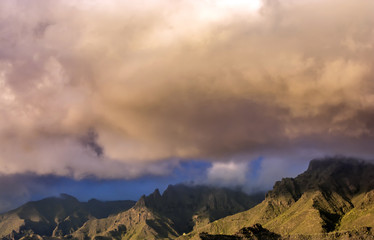 Dicke Wolken am Hang des Teide auf Teneriffa