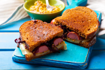 sausages  sandwiches with caramelised onions