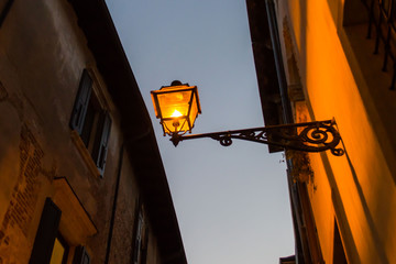 Lampe in italienischer Gasse in Verona