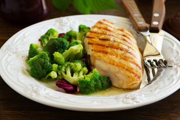 Roast breast grilled with salad with broccoli