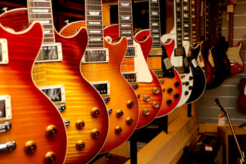 Plakat a large number of electric guitars on the counter in the store