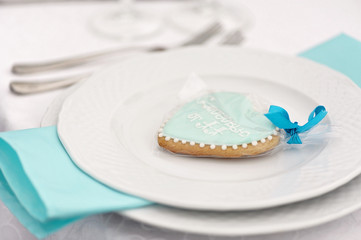 Fototapeta na wymiar Sweet cookie gift looks like heart. Wedding reception.