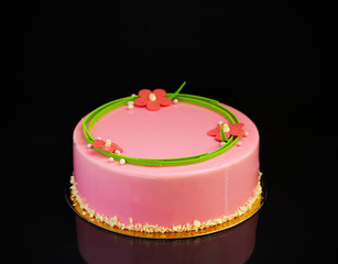 Modern cake covered with chocolate glyassazhem.