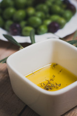 Cuenco con aceite de oliva