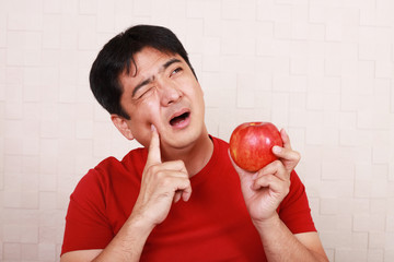 歯痛を訴える男性
