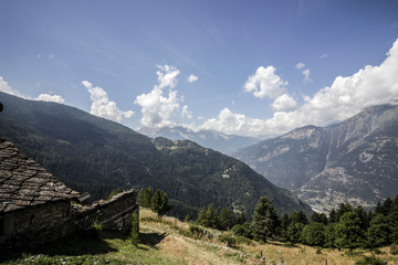 Fototapeta na wymiar Scorci e paesaggi montani visti dal Vaccarone