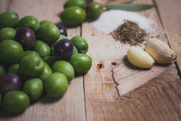 Aceite, aceitera y aceitunas