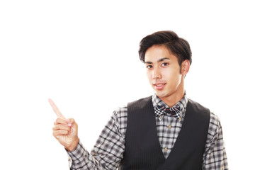 案内する笑顔のウェイター
