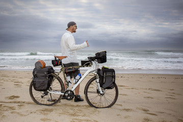 Young mand cycle packer reaches the beach