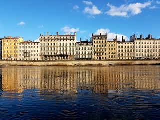 Immeubles Lyonnais avec Reflets sur la Saône