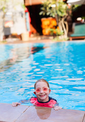 Obraz premium Little girl in swimming pool