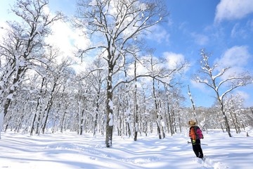 樹氷の森・風景を楽しむ男性