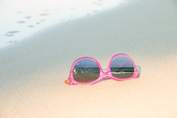 Fototapeta na wymiar pink sunglasses on the beach