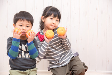 みかんを持つ子供