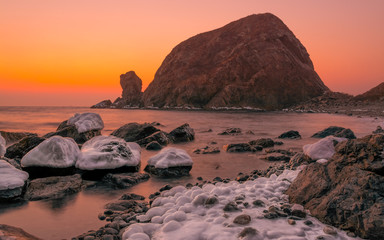 Зимние льды на морском берегу