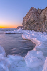 Зимние льды на морском берегу