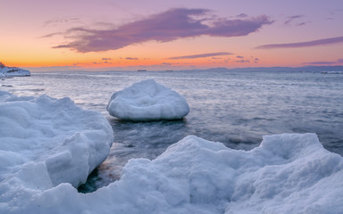 Зимние льды на морском берегу