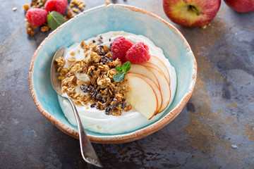 Yogurt bowl with raspberry and granola