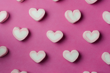 Obraz premium Pink heart shaped marshmallows background