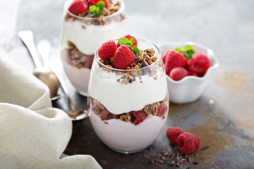 Yogurt parfait with raspberry and granola