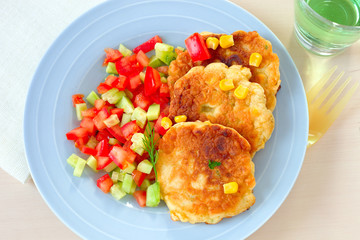 Mais- Bratlinge mit Salsa
