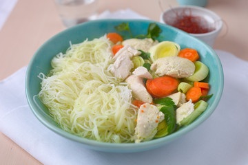Reisnudeln mit Hühnerfleisch