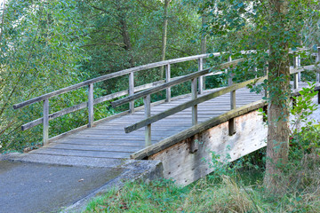 Holzbrücke im Park