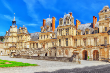 Obraz premium Suburban Residence of the France Kings - facade beautiful Chate