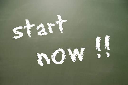 Start / Kreidetafel mit den englischen Worten start now