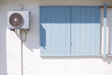 室外機　窓　雨戸　エアコン