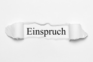 Einspruch auf weißen grissenen Papier