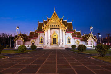 Fototapeta premium wat benjamaborphit dusitvanaram or marble temple at twilight