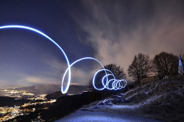 luci nella natura di notte