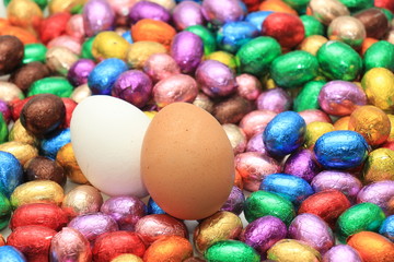 Fototapeta na wymiar Chocolate and hen easter eggs