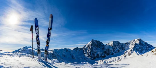 Wandaufkleber Skifahren in der Wintersaison, Berge und Skitouren im Hinterland © Gorilla