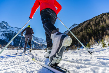 Un groupe familial de skieurs de fond par un matin d& 39 hiver ensoleillé