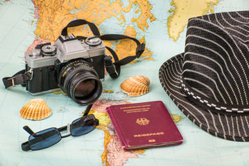 Reiseplanung kamera karte pass hut © dietwalther