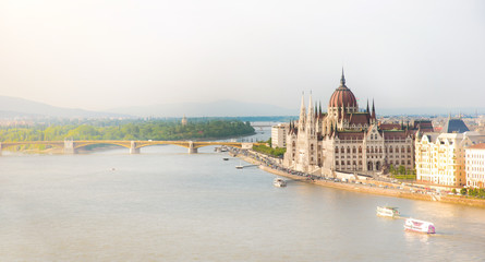 Naklejka premium The picturesque landscape of the Parliament and the bridge over