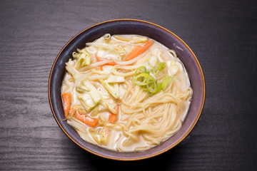 どんぶりの野菜ラーメン