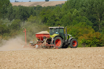 Semis dans un champ par un tracteur