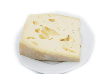 Fetta di formaggio su piatto su sfondo bianco