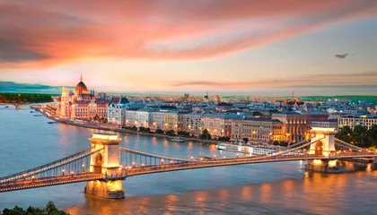 Fototapete Budapest Die malerische Landschaft des Parlaments und der Brücke über