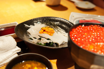 イカの刺身といくら丼