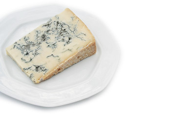 Fetta di gorgonzola su piatto su sfondo bianco