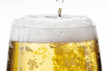 Bier mit Schaumkrone einschenken, Hintergrund