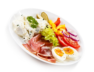 Breakfast - boiled egg, bacon, cottage cheese and vegetables 