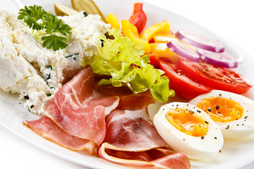 Breakfast - boiled egg, bacon, cottage cheese and vegetables 