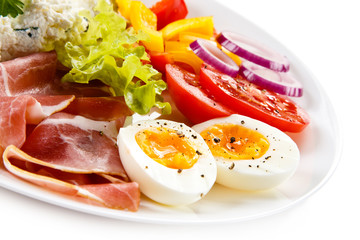 Breakfast - boiled egg, bacon, cottage cheese and vegetables 