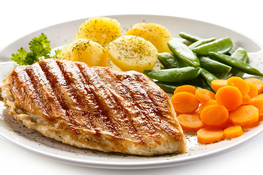 Grilled chicken fillets and vegetables 